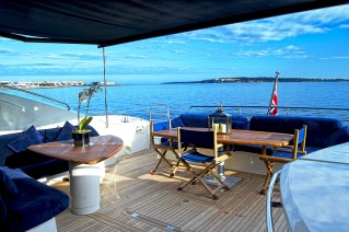 LOW PROFILE -  Aft Deck with Bimini